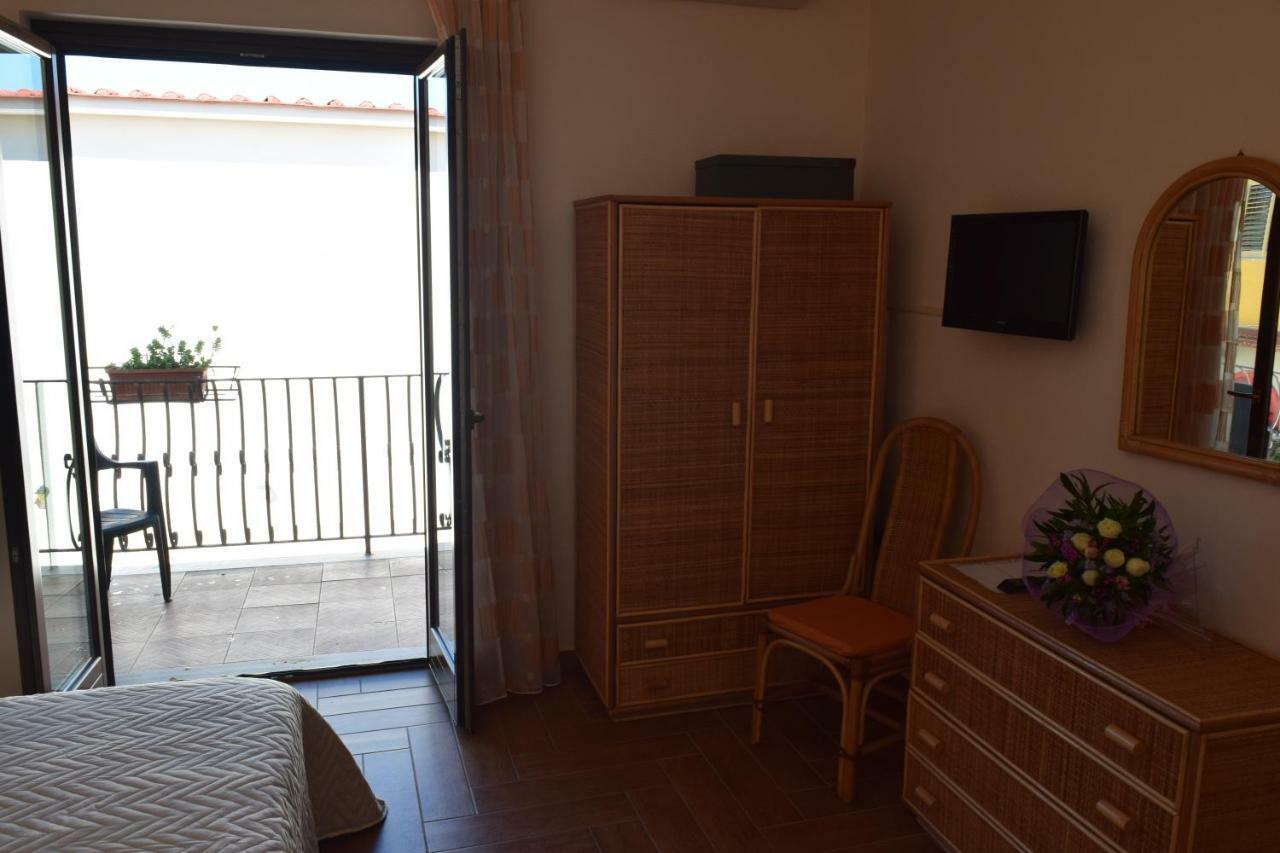 Bed &Breakfast Pinetamare Panzió Castel Volturno Kültér fotó