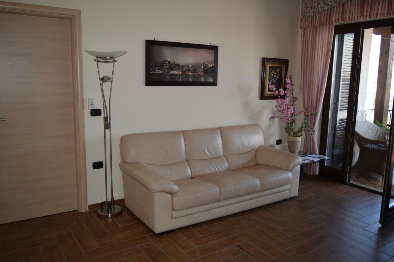 Bed &Breakfast Pinetamare Panzió Castel Volturno Kültér fotó
